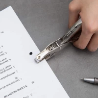 Dziurkacz na jeden otwór do kartek papieru biurowy ręczny Deli 6mm, zdjęcie 6