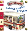 Autobus szkolny Krzysia. Mały chłopiec - zdjęcie