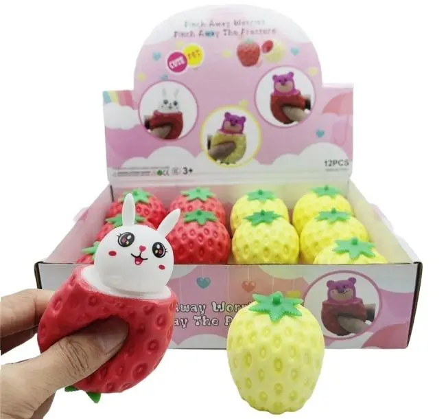 Gniotek królik w truskawce MIX - Zabawki