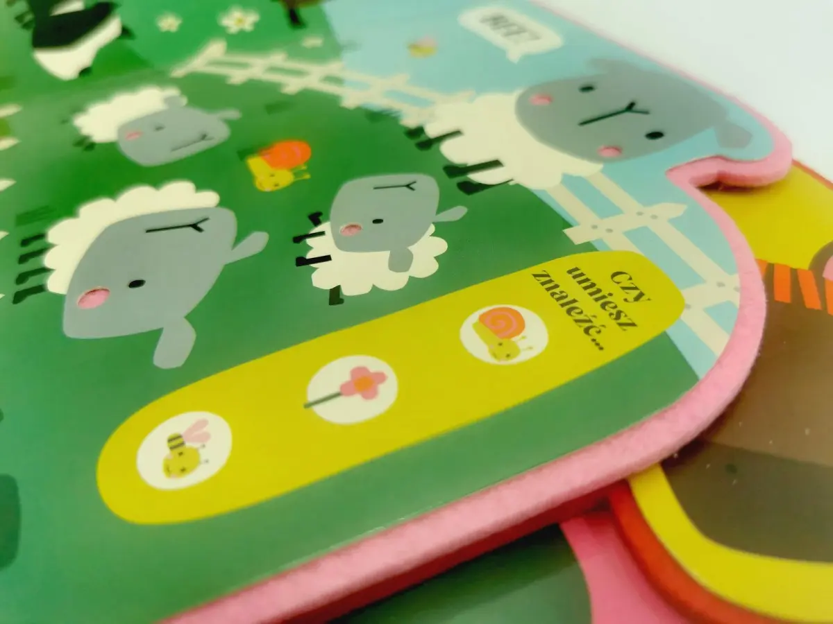 Na farmie. Akademia Mądrego Dziecka. Poznaję dotykiem. Zabawa w szukaj i znajdź - Książki