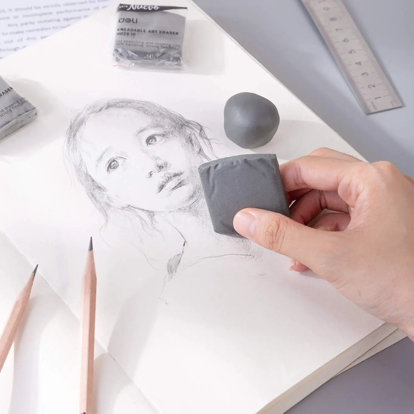 Artystyczna gumka DELI w kolorze szarym - Papiernicze i szkolne