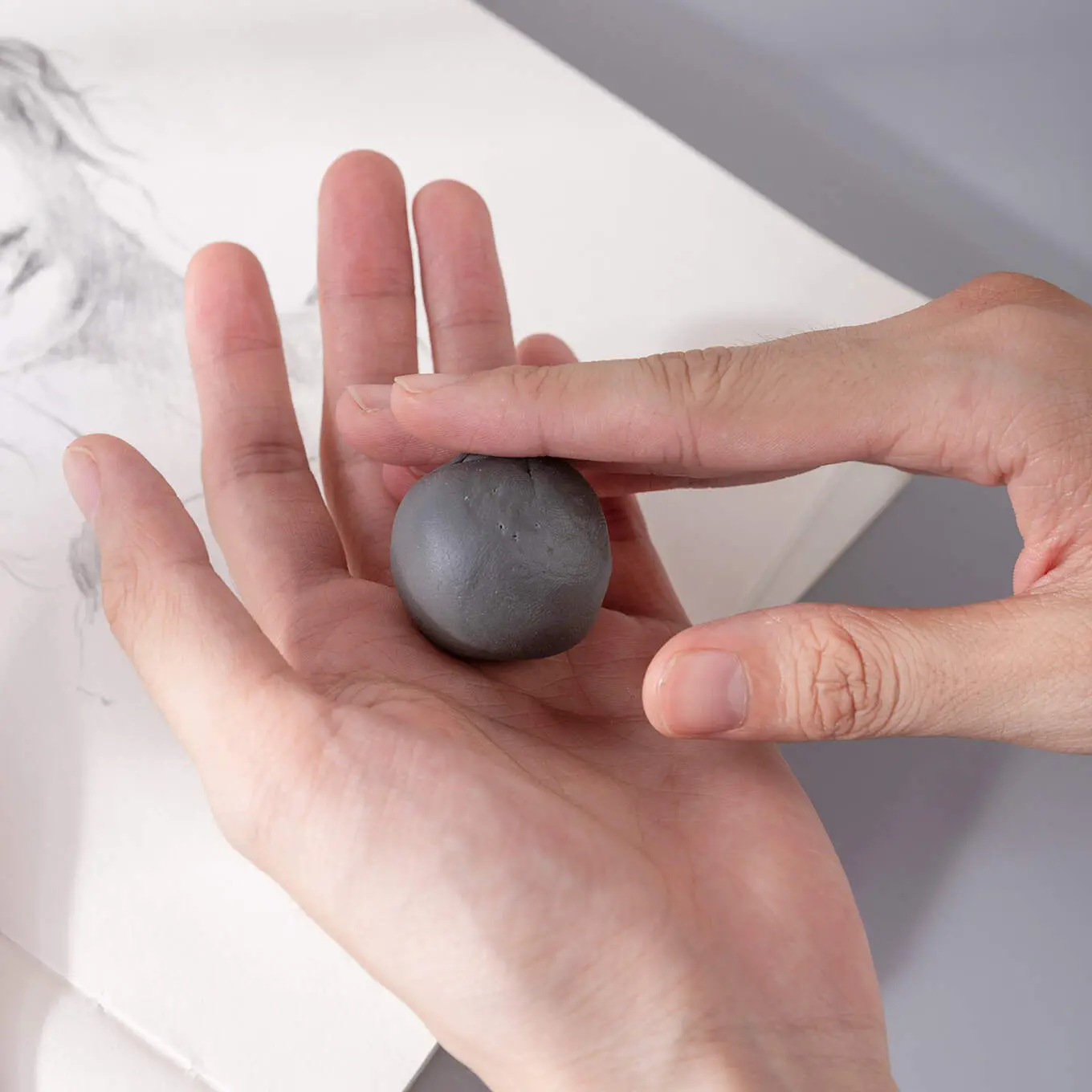 Artystyczna gumka DELI w kolorze szarym - Papiernicze i szkolne