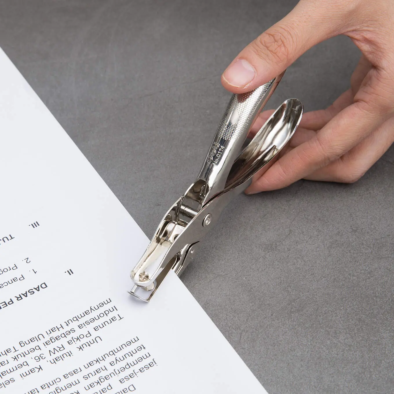 Dziurkacz na jeden otwór do kartek papieru biurowy ręczny Deli 6mm - Papiernicze i szkolne