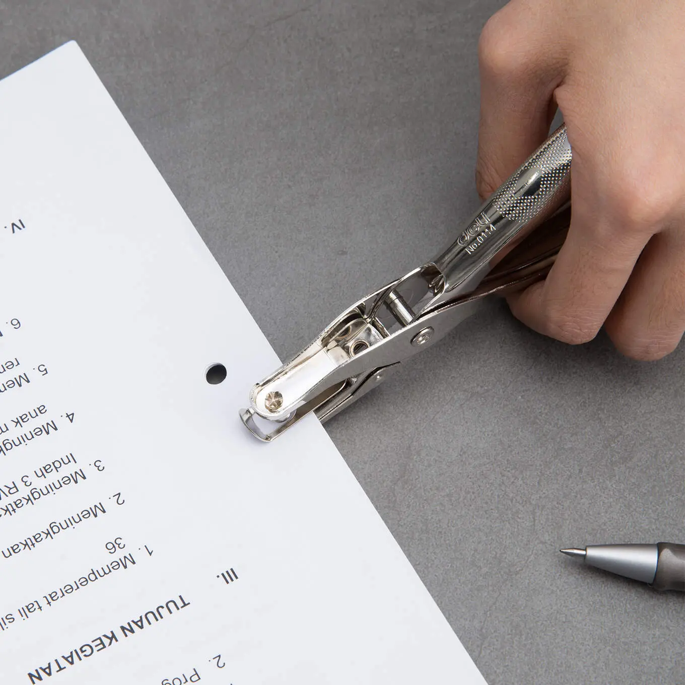 Dziurkacz na jeden otwór do kartek papieru biurowy ręczny Deli 6mm - Papiernicze i szkolne