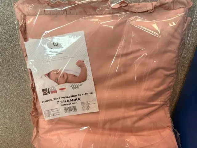 PODUSZKA Z POSZEWKĄ 40x40 Z FALBANKĄ - Mama i dziecko
