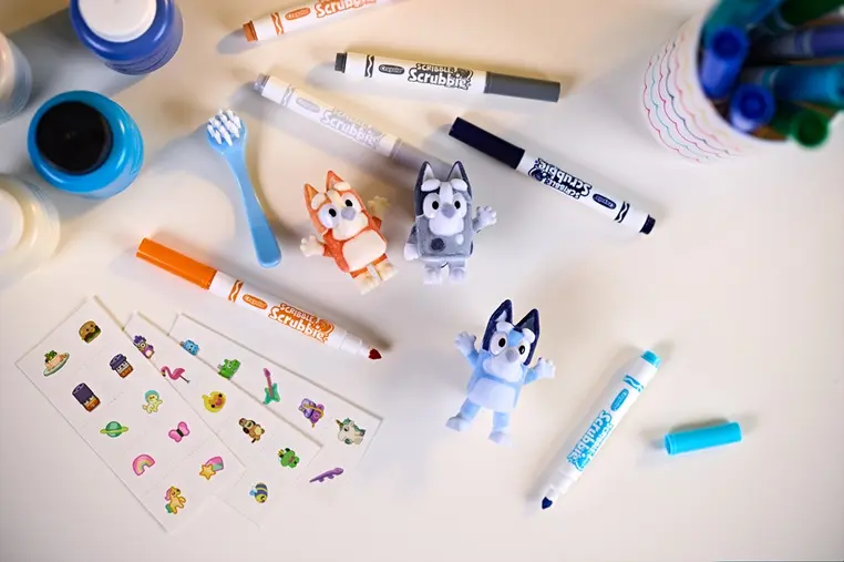 Crayola Figurki do malowania i mycia - zestaw zwierzątka 4 szt., flamastry zmywalne 6 szt., szczoteczka, naklejki Washimals Bluey 3+ - Papiernicze i szkolne