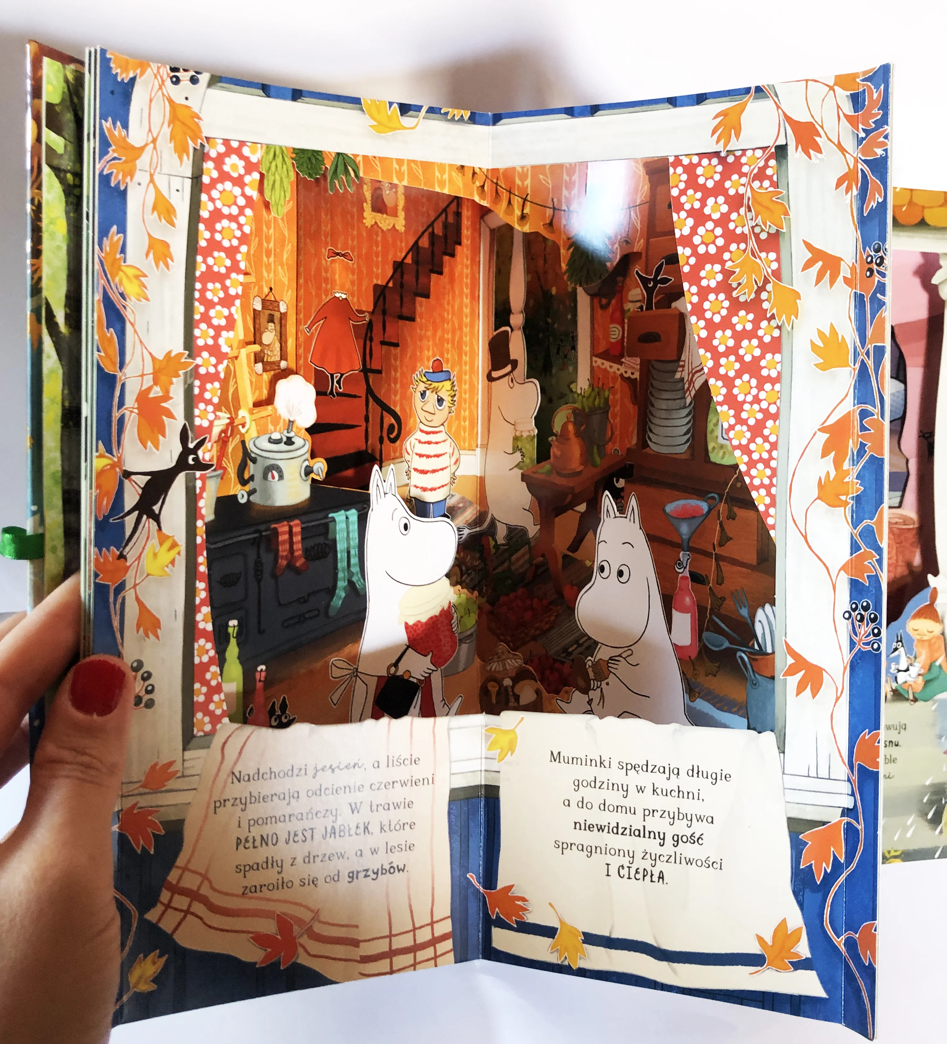 Rok w Dolinie Muminków. Karuzela pop-up - Książki